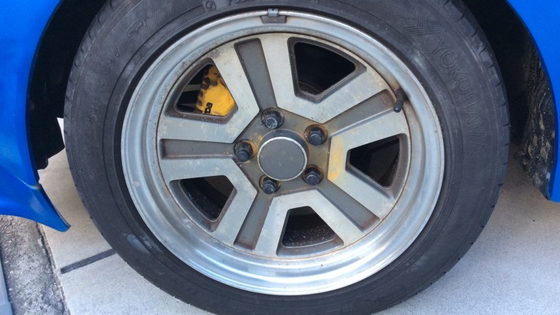 タイヤホイール前