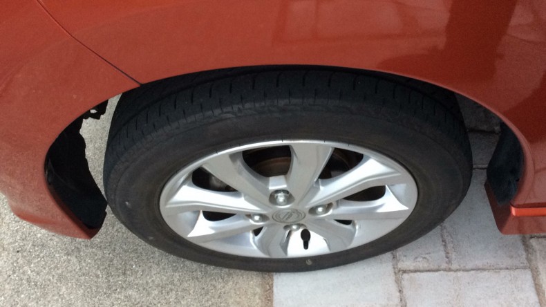 タイヤホイール前