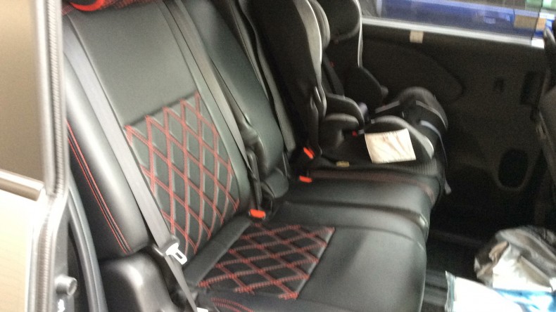 内装後方シート