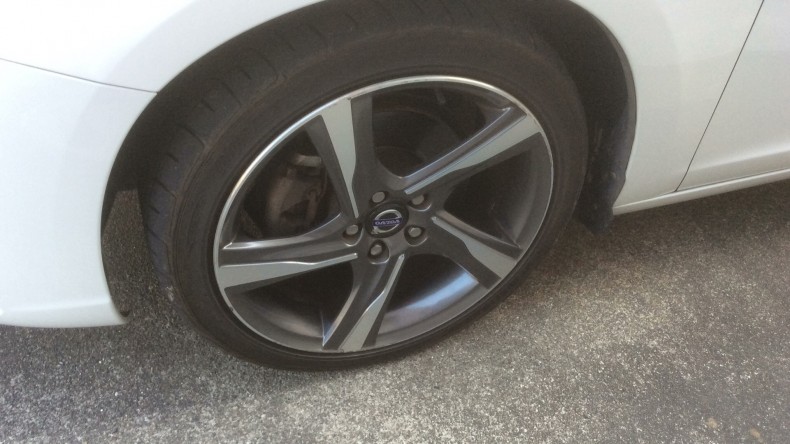 タイヤホイール前