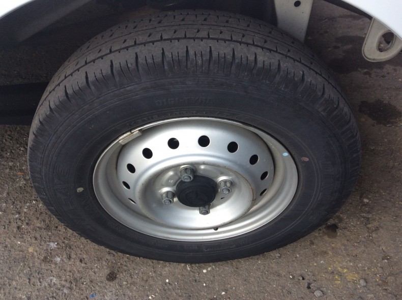 タイヤホイール前