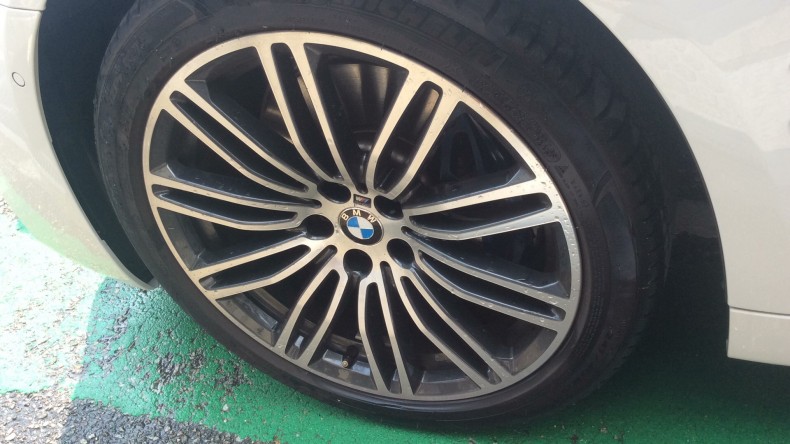 タイヤホイール前