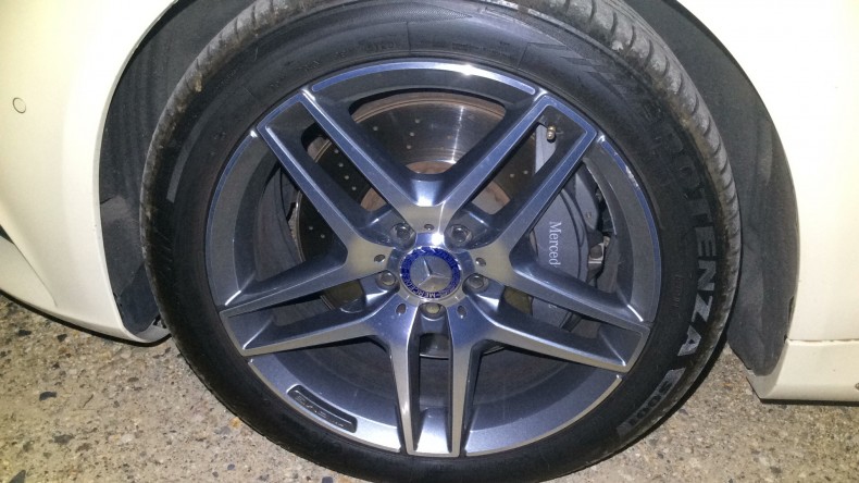 タイヤホイール前