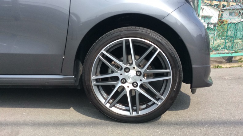 タイヤホイール前