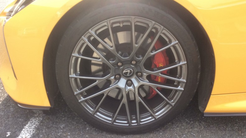 タイヤホイール前