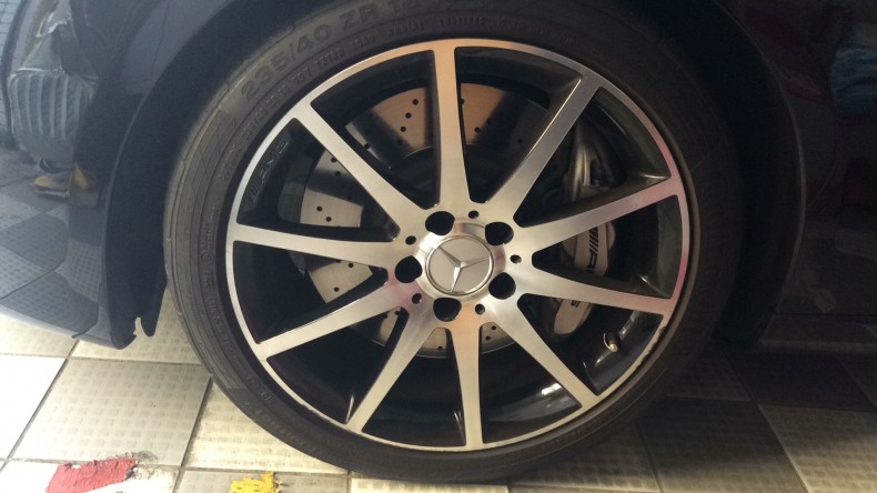 タイヤホイール前