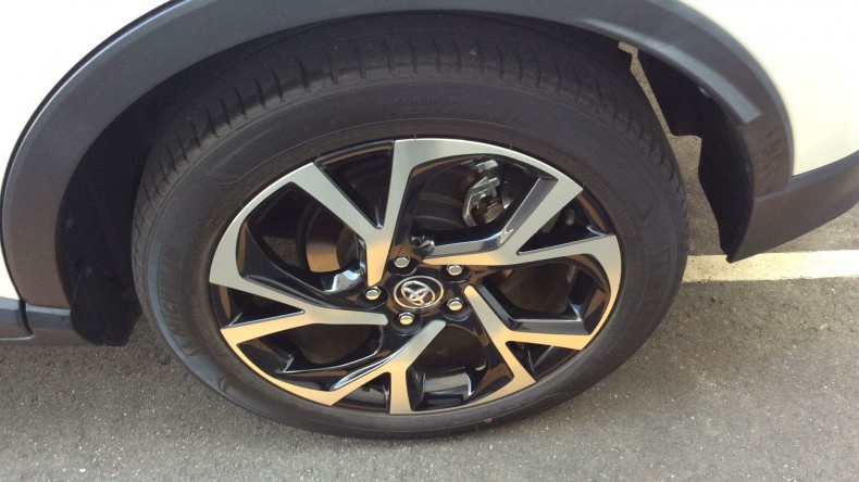 タイヤホイール前