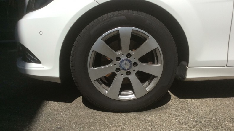 タイヤホイール前