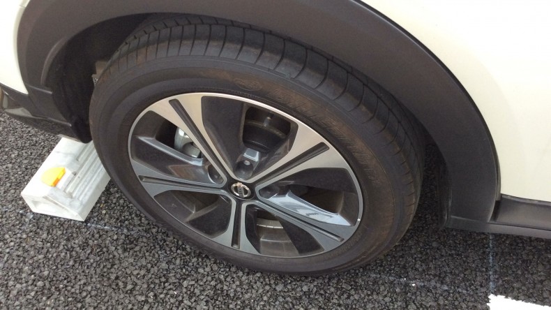 タイヤホイール前