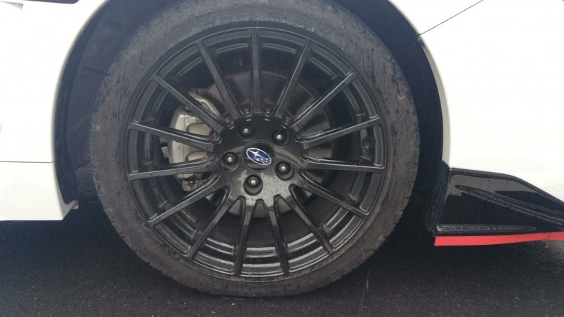 タイヤホイール前