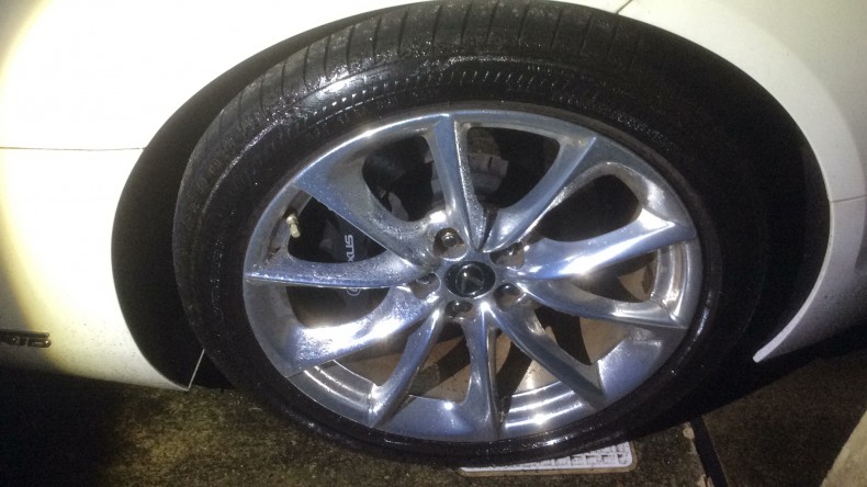 タイヤホイール前