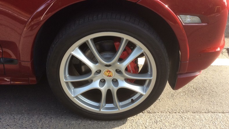 タイヤホイール前