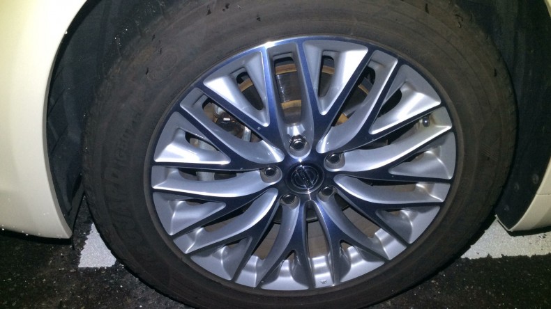 タイヤホイール前