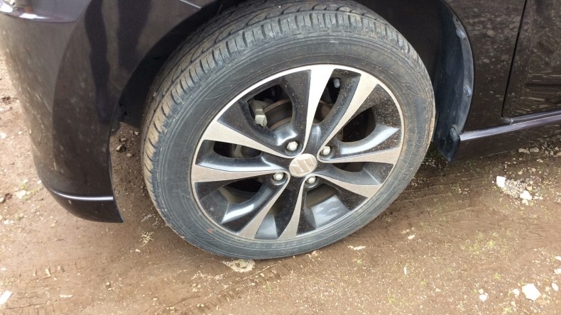 タイヤホイール前