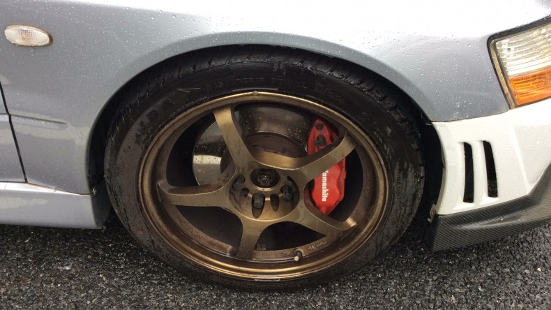 タイヤホイール前