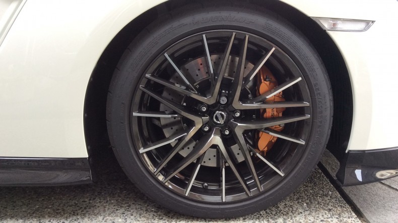 タイヤホイール前