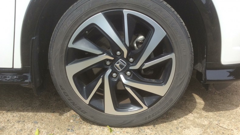 タイヤホイール前