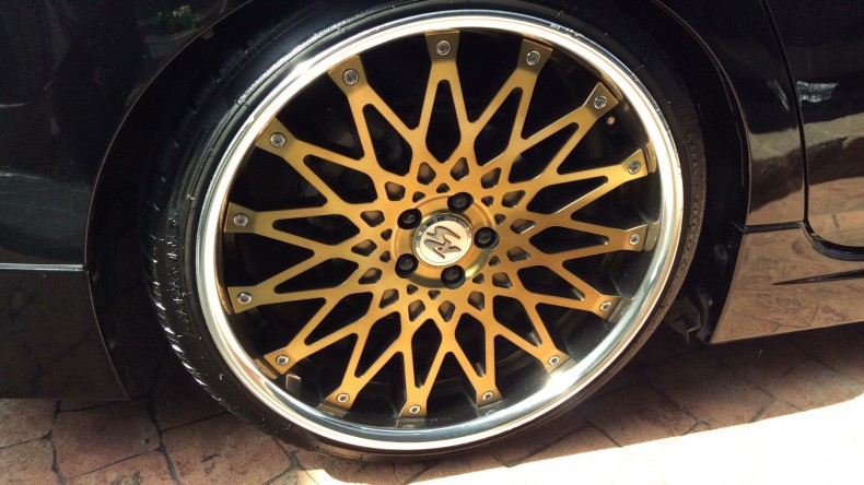 タイヤホイール前