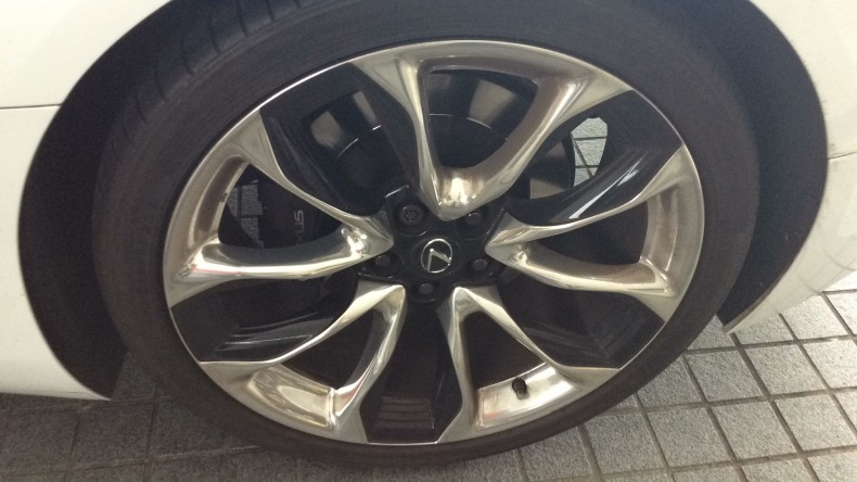 タイヤホイール前