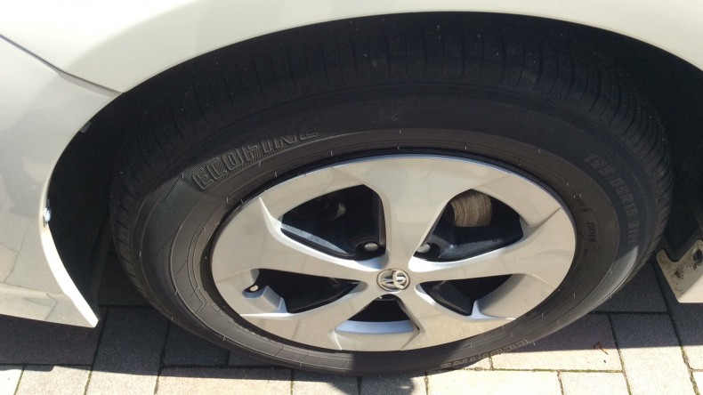 タイヤホイール前