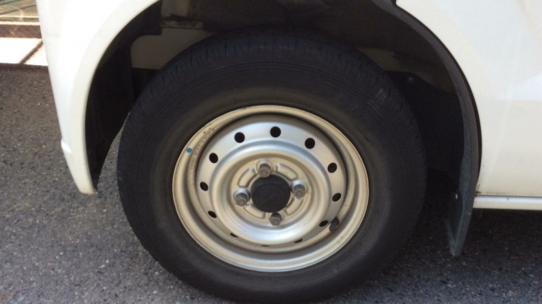 タイヤホイール前