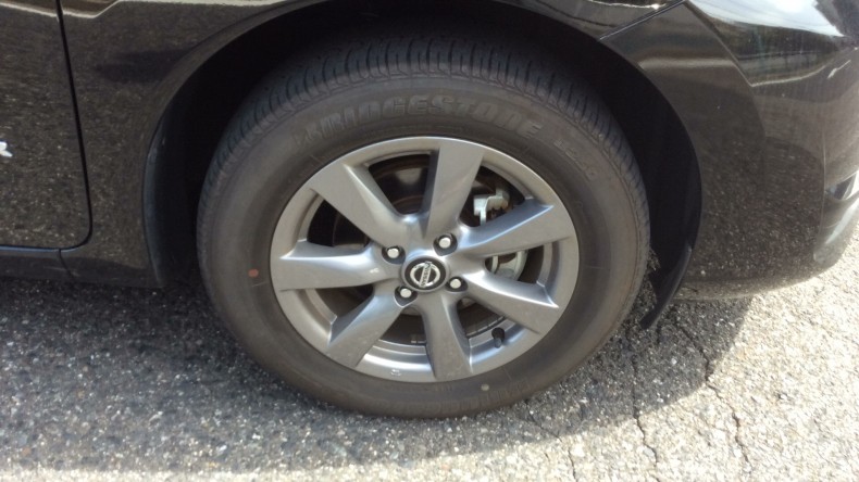 タイヤホイール前