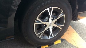 タイヤホイール前