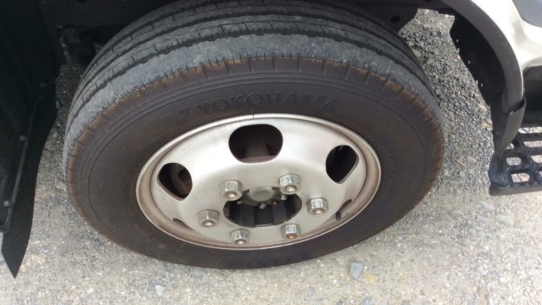 タイヤホイール前
