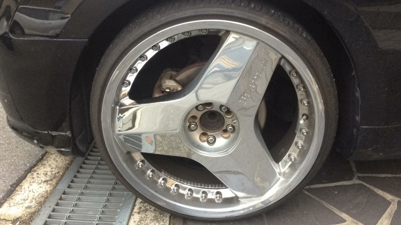 タイヤホイール前