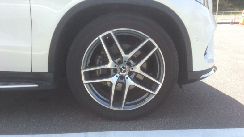 タイヤホイール前