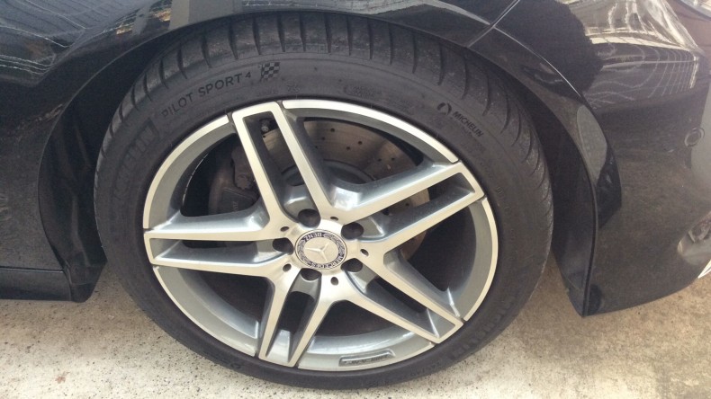 タイヤホイール前