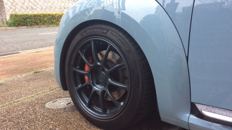 タイヤホイール前