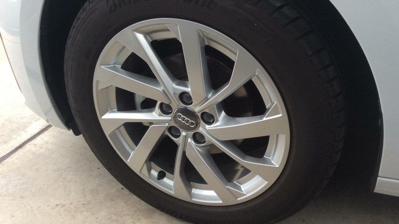 タイヤホイール前