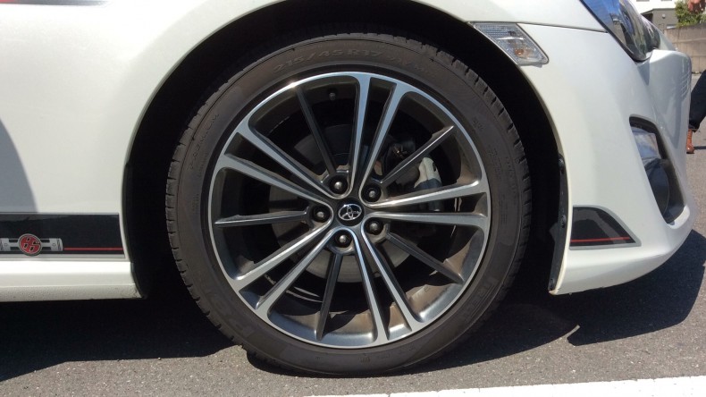 タイヤホイール前