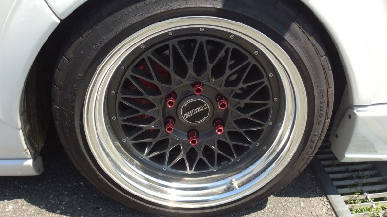 タイヤホイール前