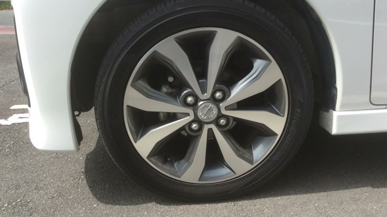 タイヤホイール前