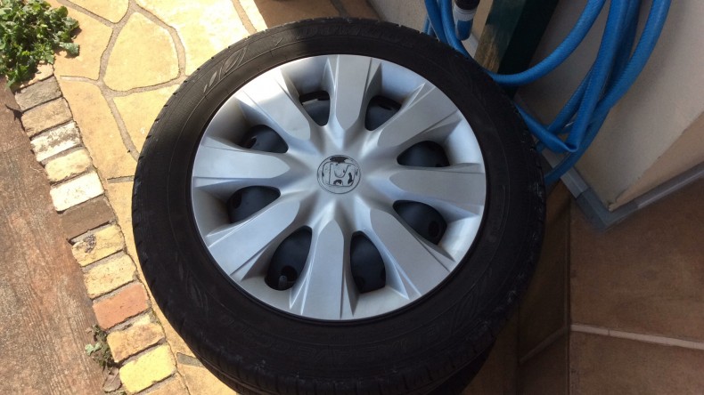 タイヤホイール前