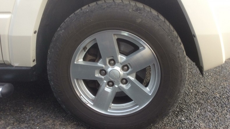 タイヤホイール前