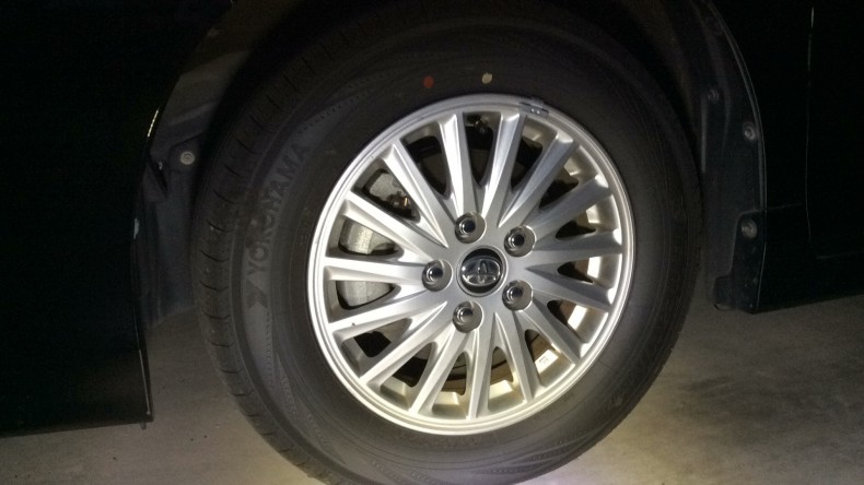 タイヤホイール前