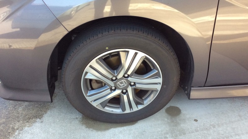 タイヤホイール前