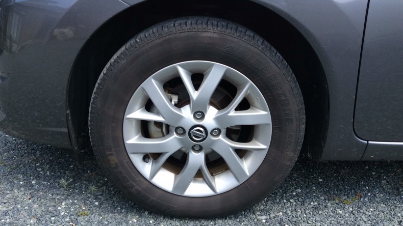 タイヤホイール前