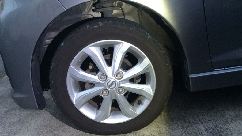 タイヤホイール前