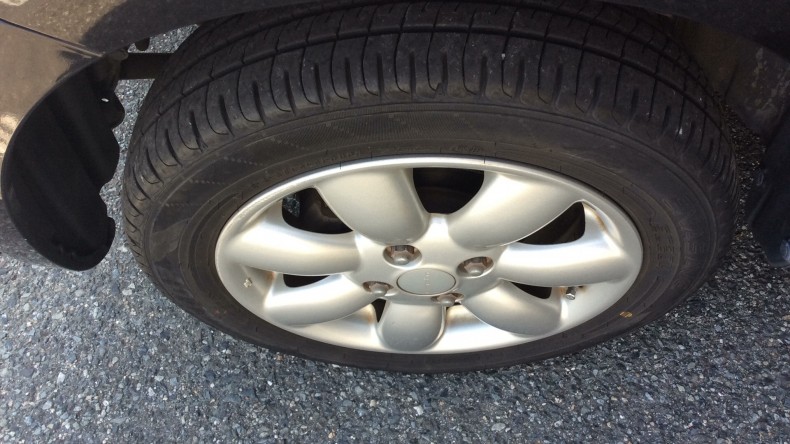 タイヤホイール前