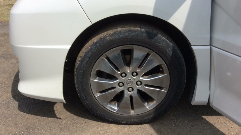 タイヤホイール前