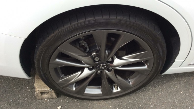 タイヤホイール前