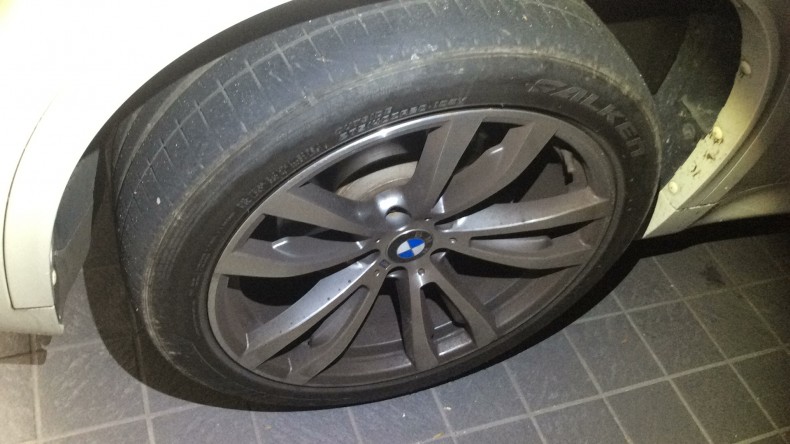 タイヤホイール前