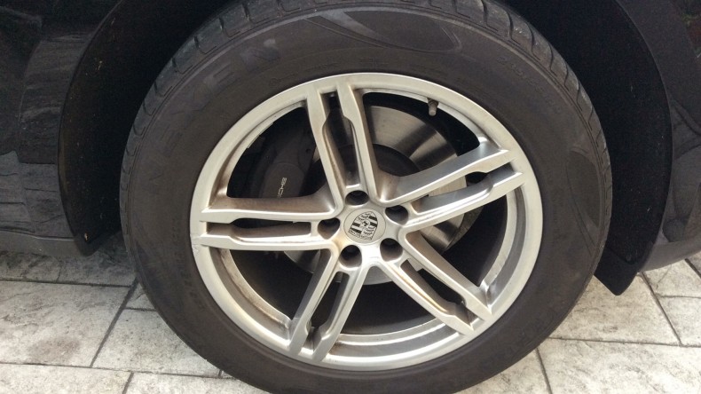 タイヤホイール前