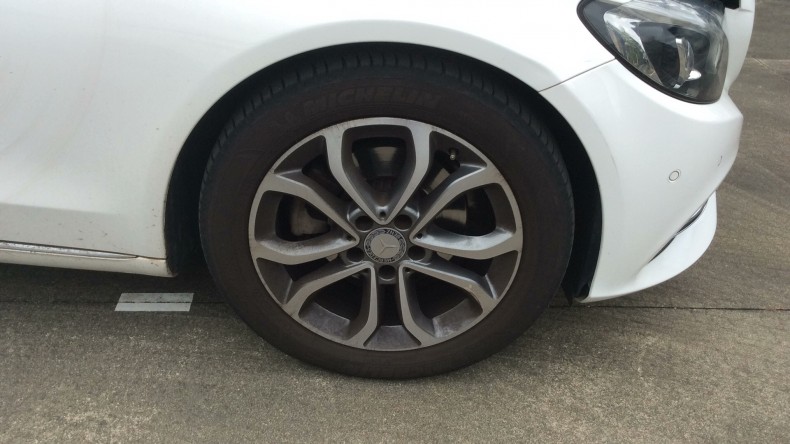 タイヤホイール前