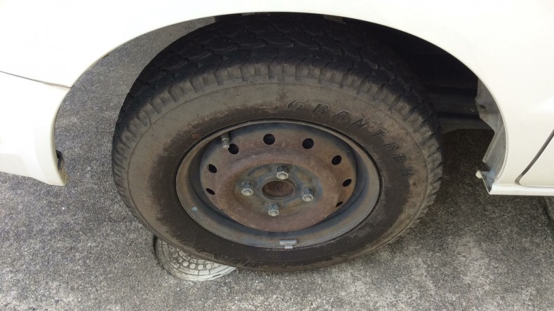 タイヤホイール前