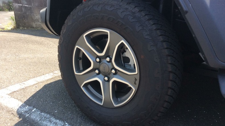 タイヤホイール前